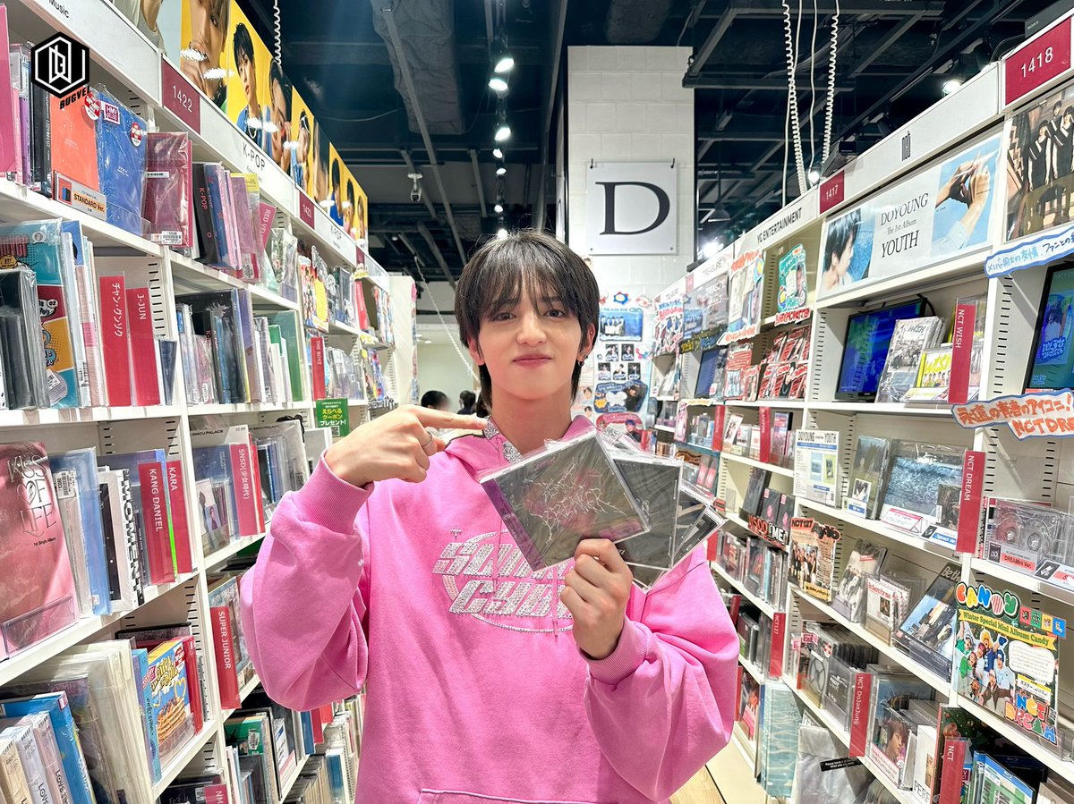 [ #MAHIRO ]
HMV&BOOKS SHINSAIBASHIさんでのイベントに来てくださった皆さまありがとうございました😊
皆さまのおかげで無事に大阪で4日間のイベントが終了しました✨
ほんまに皆さまからいっぱいエネルギーをもらいました！ありがとうございました！
次は8日のSHAKE東京公演🎤

#BUGVEL
#REBRA