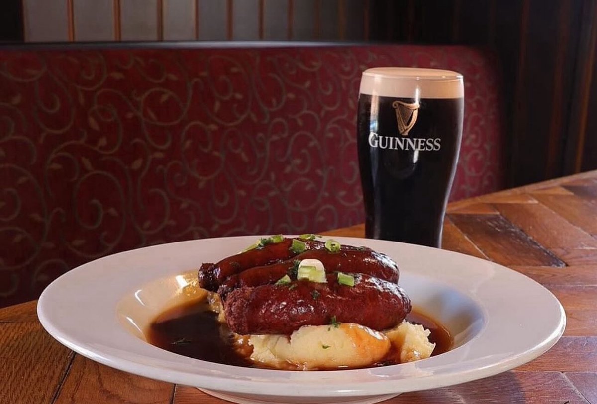 Treat yourself to Bank Holiday Bangers & Mash with a Pint - the perfect way to round off the long weekend 🤩 All Day Menu Served 12pm - 9pm #theaulddubliner #pub #templebar #dublin #dublinpubs #bankholidaymonday #guinness #bangersandmash