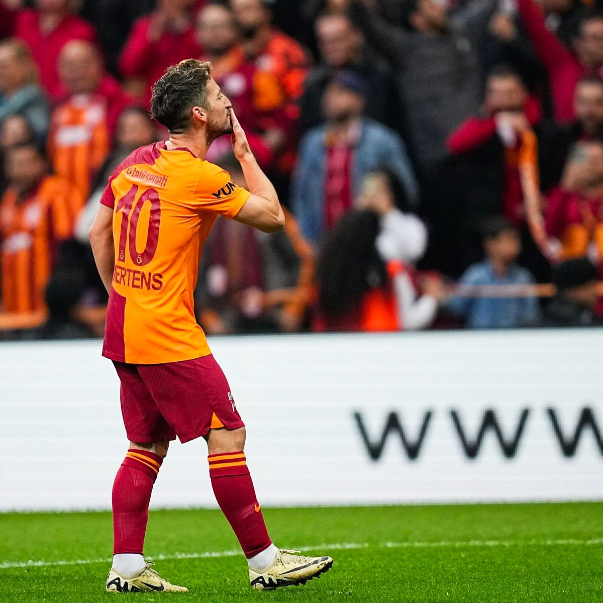 Dries Mertens, son 5 lig maçında toplam 30 kilit pas verdi, 3 gol attı, 6 asist yaptı. 🫡 Sivasspor: 2 kilit pas (2 gol, 1 asist) Adana Demirspor: 10 kilit pas (2 asist) Pendikspor: 6 kilit pas (1 gol, 1 asist) Alanyaspor: 7 kilit pas (1 asist) Hatayspor: 5 kilit pas (1 asist)