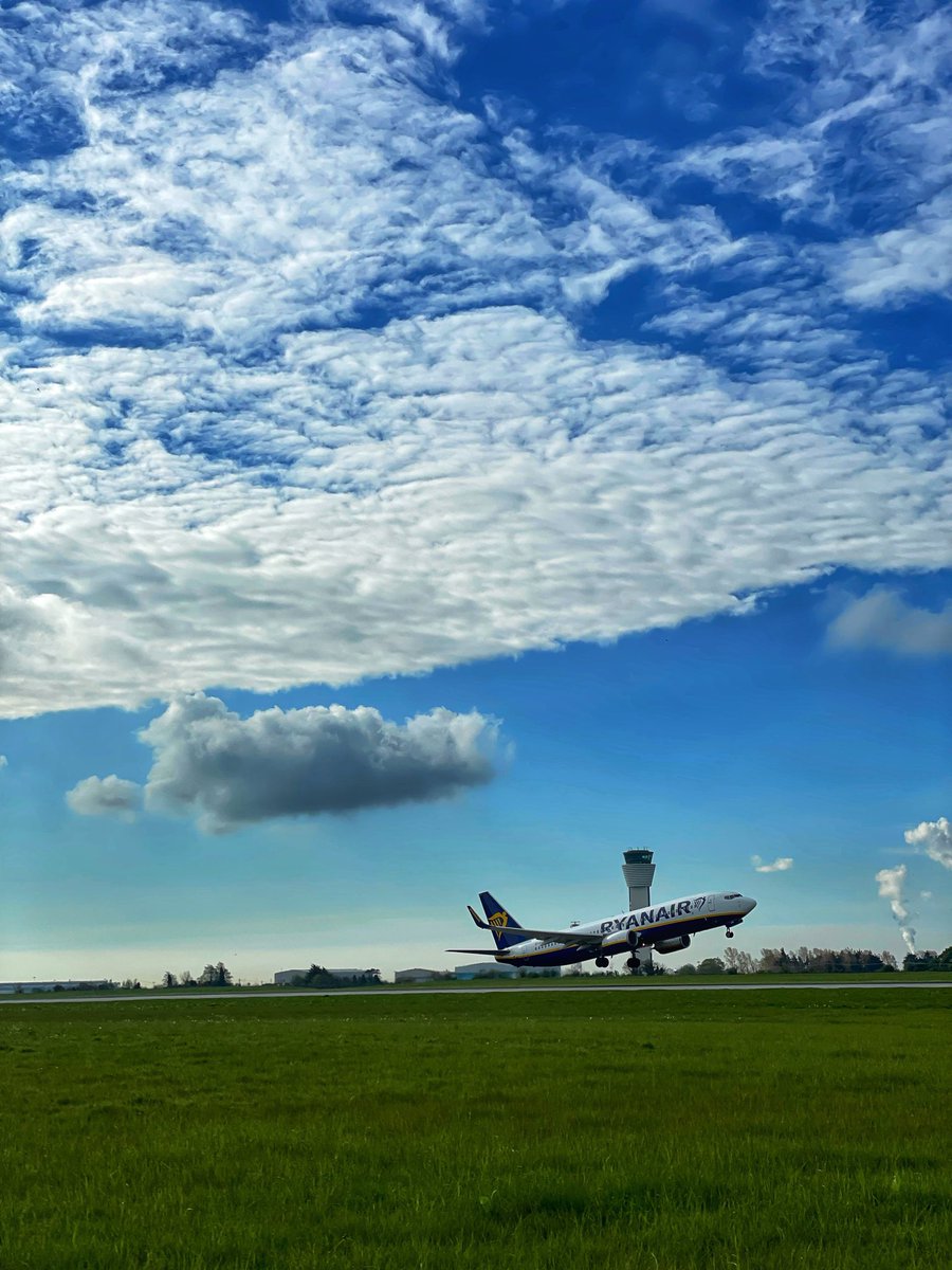 With over 400,000 passengers travelling through the airport this Bank Holiday weekend, the team is working hard once again this morning to get everyone on their way. ✈️ 📸 Ian Ryan