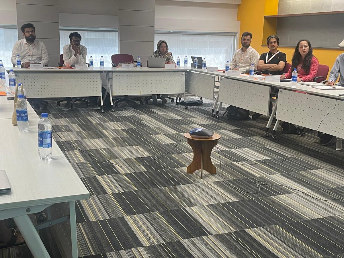 📸 Capturing the magic of our newsroom training program as we kick off the CEJ & @usconsulatekhi 's new project with @TimesofKarachi journalists! Davar Ardalan & @shahzebahmed89 conducted the session on Artificial Intelligence. #CEJatIBA #ArtificialIntelligence