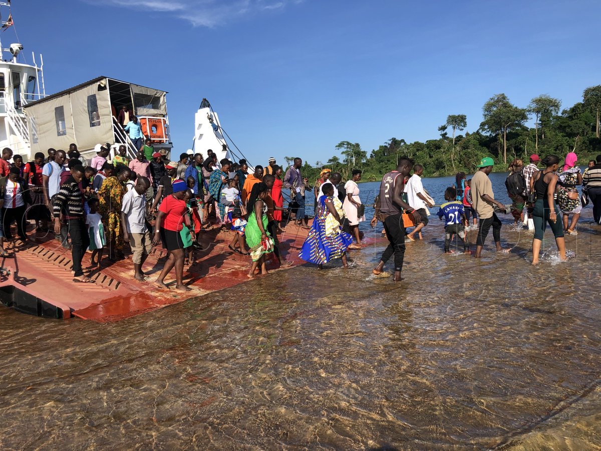 UPDATE: The travelers, traders, and students who use the two Kalangala major ferries from Masaka Bukakata to Luku on Buggala Island walk barefooted to access ferries as both docking piers submerge due to the rise in Lake Victoria waters.

#VisionUpdates
📷: Samuel Nkuba