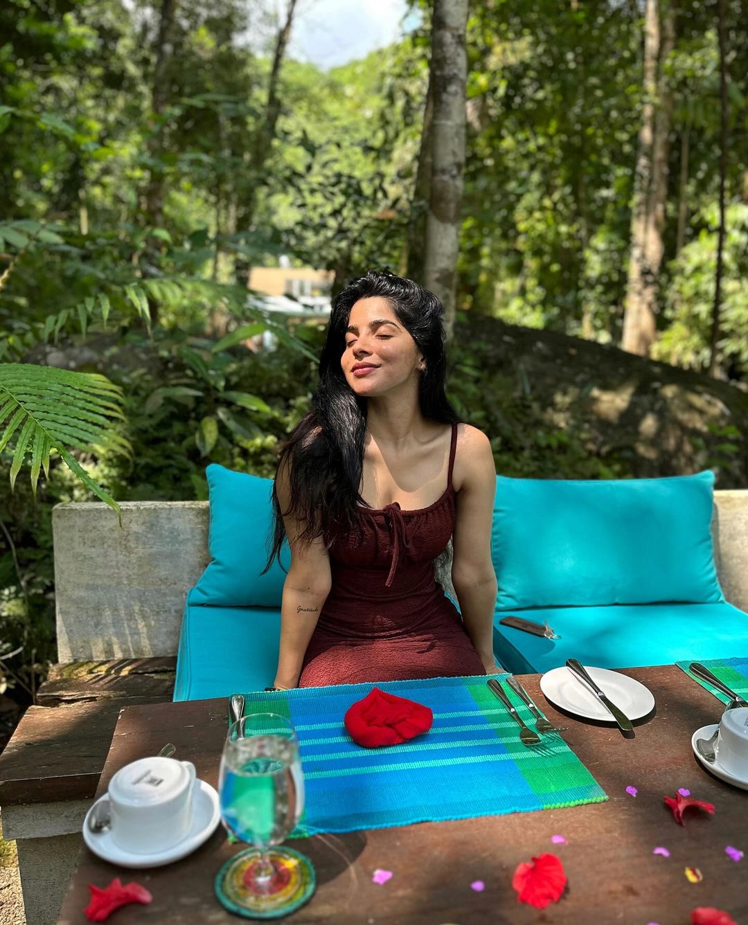 GM4hC50bQAAy9LT?format=jpg&name=large