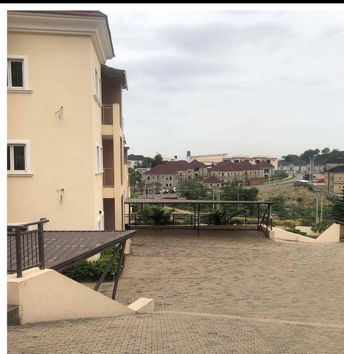 FOR SALE 
DESCRIPTION 6 units of 5 bedroom terrace with one room BQ each. 

📍Asokoro main Abuja 🇳🇬

PRICE-1.6B NAIRA 

PROFESSIONAL FEES 5%