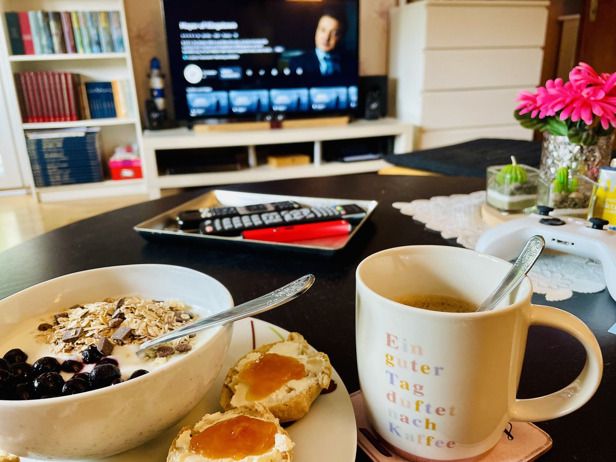 'Guten Morgen' 

erstmal Kaffee? ☕️ Kaffee!

Das Wochenende war ... Ich hatte selbstgebackenen 🍎Kuchen 😋 ... 

Kommt gut in die neue Woche 🫶🏻 

#SofaAusblick 🛋️ #FirstCoffee 
#PrimeVideo 💙 #MayorOfKingstown