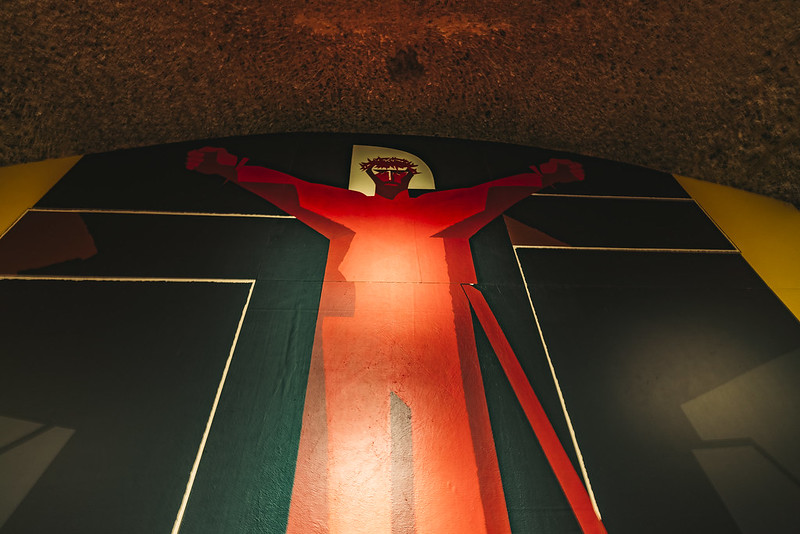 Gaur 💯 urte dira Nestor Basterretxea (Bermeo, 1924-Hondarribia, 2014) jaio zela.
✨XX. mendeko euskal artista nabarmenetako bat dugu, eta bere jaiotzaren mendeurrenarekin bat egiten dugu #Arantzazu|n egin zituen artelanak gogora ekarrita.