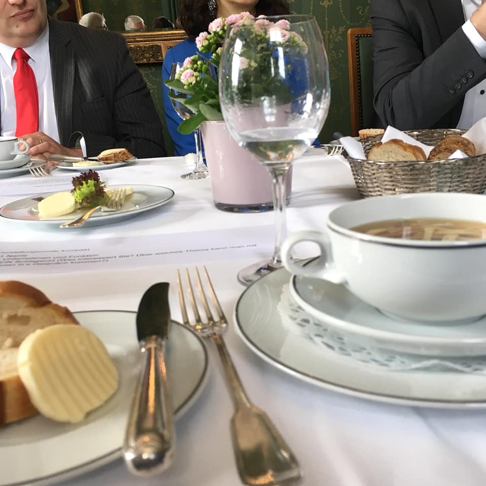 Neues aus der Evangelischen Akademie Frankfurt mit Akademiedirektorin @HLNeuser beim aeu-Mittagstreffen im Grünen Salon der Villa Bonn in @Frankfurt am Montag, 13. Mai von 12:30 bis 14:00 Uhr. 
Nur mit Anmeldung:
aeu-online.de/regionale-arbe…