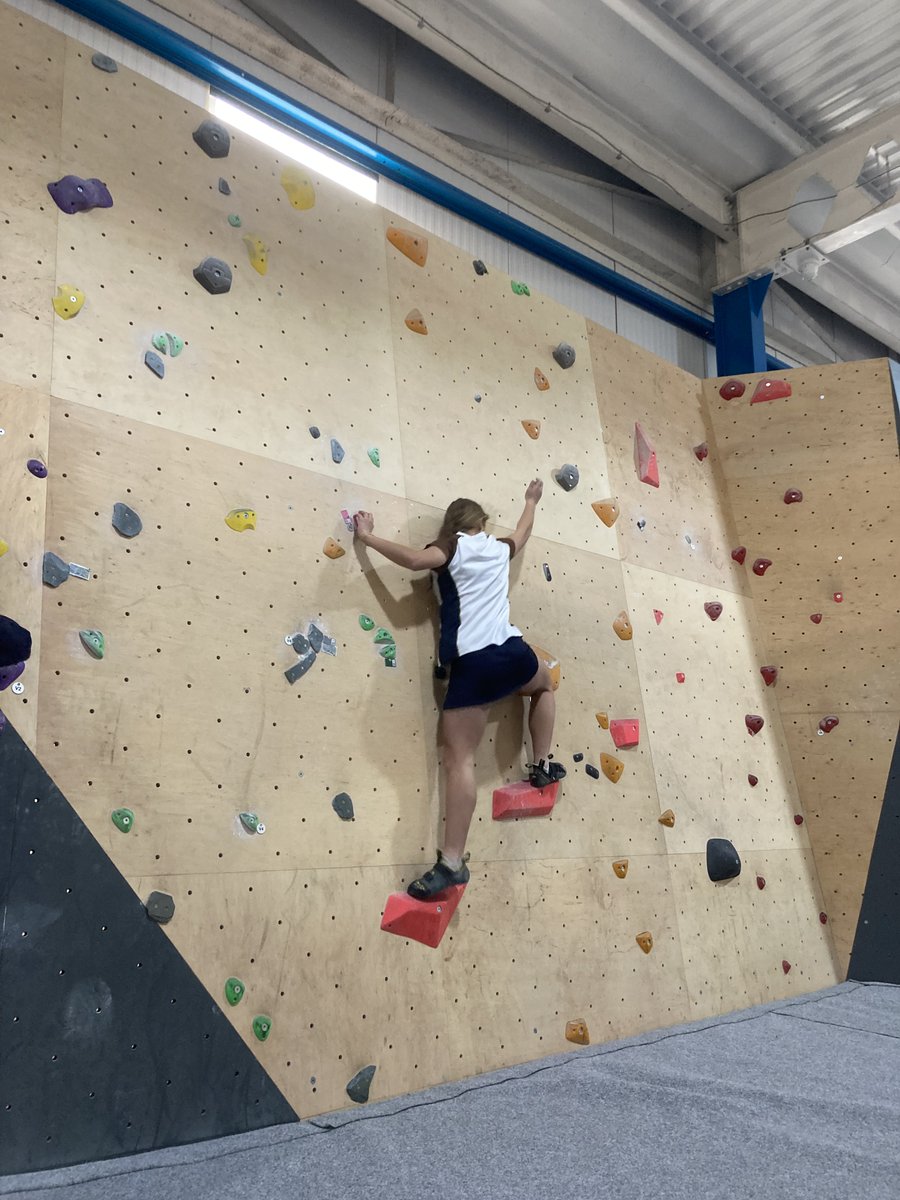 3 weeks at Sedbergh and Iris has proven herself to be a natural at bouldering! 🖤🐺🤍