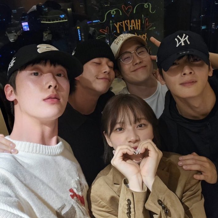 Our hearts!! 🥹 #ASTRO members shared a moment of support and remembrance with #MoonSua, the younger sister of their late bandmate #Moonbin, who passed away in April 2023 🌙🕊️ On May 5th, Yoon Sanha marked Parents’ Day with an Instagram post, expressing his gratitude ❤️ He…