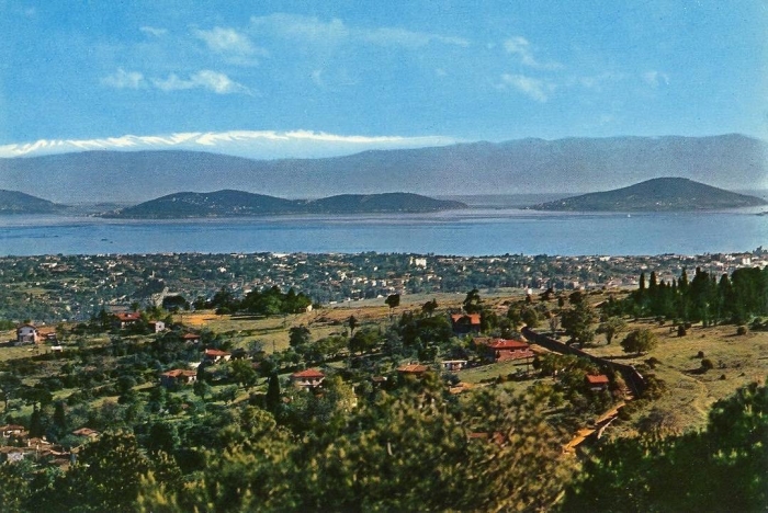 1950'li yıllar... Çamlıca'dan Uludağ'ın görünümü. En öndeki yükseltiler adalar, ardında Katırlı Dağları, Onun ardında ise Uludağ...