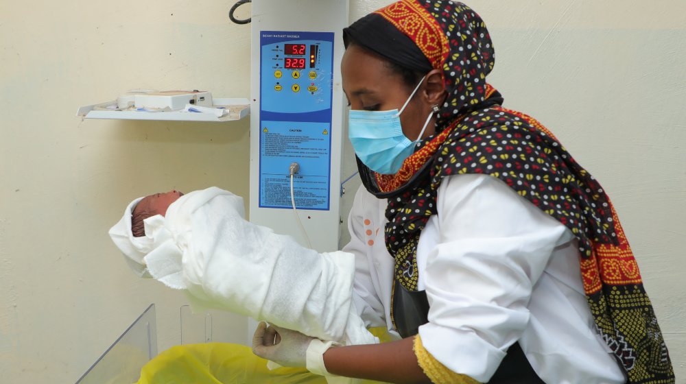 222 midwives deployed by @UNFPA across #Ethiopia performed 1000 emergency cesarean sections in 2023, saving the precious lives of mothers & babies. 🤱Access to skilled midwives is critical in preventing maternal & newborn deaths. #InternationalDayOfTheMidwife