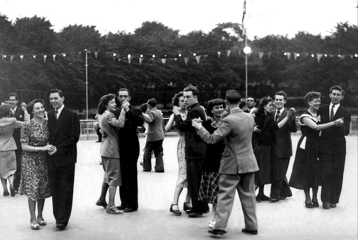 OldGlasgow.com
Couples Dancing In Kelvingrove Park Glasgow July 1951
OldGlasgow.com