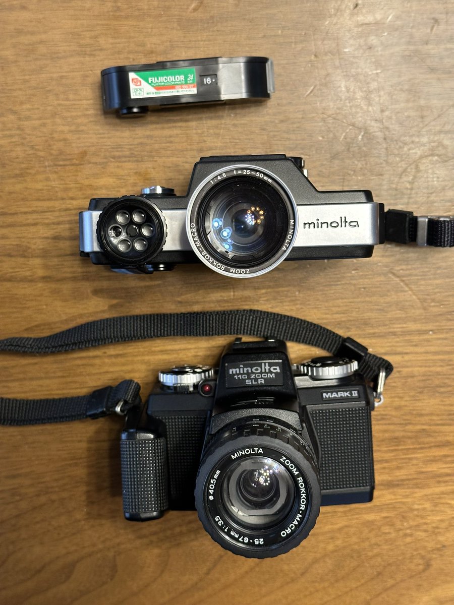 久々のカメラ購入。ミノルタ110 zoom SLR（初代）。「普通の一眼レフっぽい」Mark IIと違い、8mmフィルムカメラっぽいデザイン。SLR = Single Lens Reflexの名の通り、両機とも一眼レフなのだが、面積が35mmフィルムの1/4かつフィルムの平面性が悪い110で誰得？？なお未現像の110フィルム入りでした。
