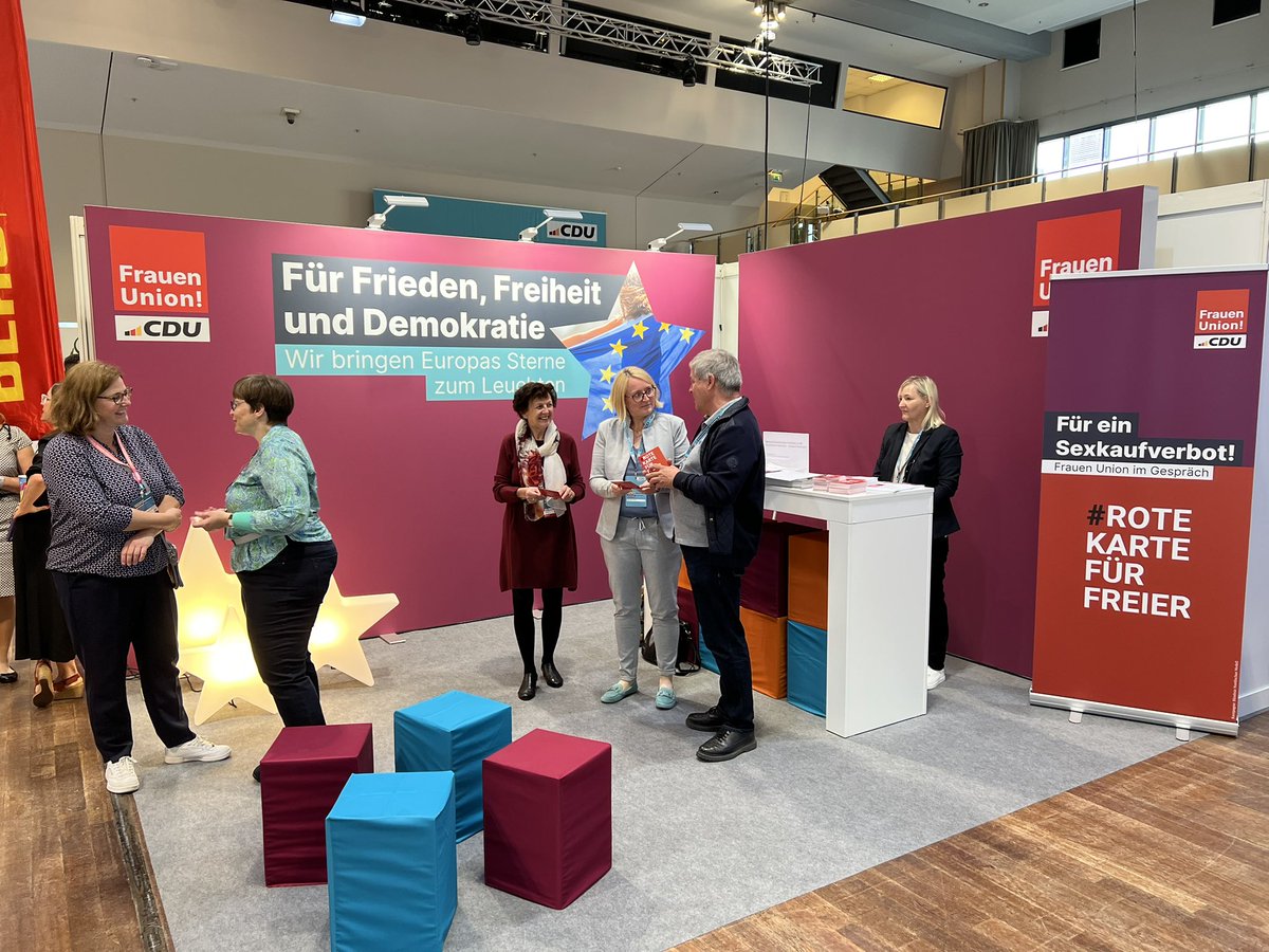 Kommt vorbei: Heute am FU-Stand Gespräch mit spannenden Expert/innen
Für ein Sexkaufverbot - #RoteKartefürFreier mit Bündnis Nordisches Modell,
<a href="/ElisabethWinke4/">Elisabeth Winkelmeier-Becker</a> MdB sowie <a href="/AWagnerScheid/">Anja Wagner-Scheid</a> MdL und Christian Gehring MdL #cdupt24