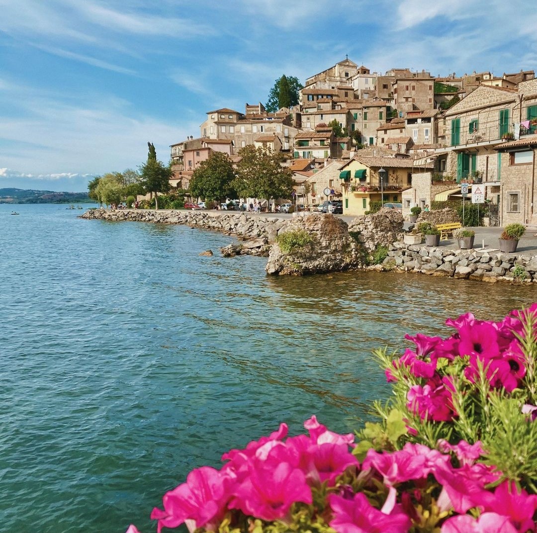 Il borgo di Anguillara Sabazia, grazioso borgo affacciato sul lago di Bracciano, prende il nome da un’antica villa di epoca romana chiamata “Angularia”. 
Sapete dove si trovava? 

Scopritelo nel nostro articolo
visitlazio.com/anguillara-sab… 

📸 IG chris_travel_photo 

#VisitLazio