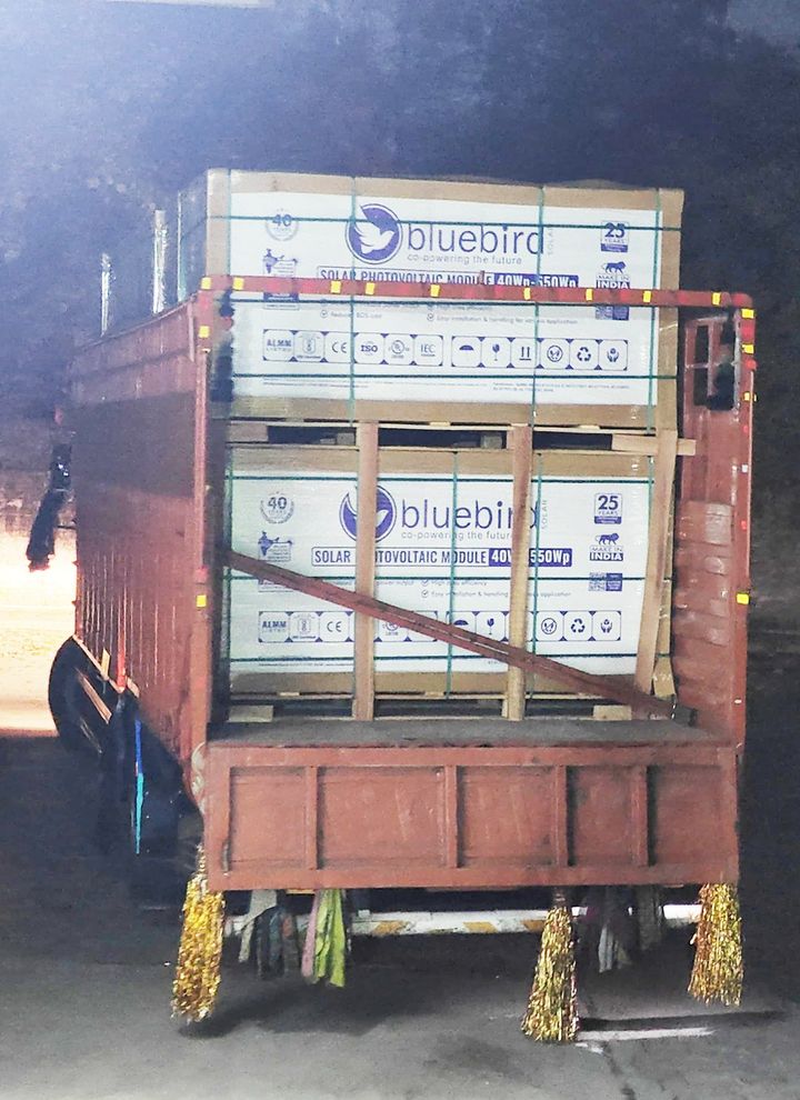 Our busy day begins & ends with loading up the #SolarModules! Supply 1400 units of Bluebird 500Wp Mono PERC Half-Cut #PvModules to one of India's leading company.

Contact us👉 bluebirdsolar.com/pages/enquire-…

#solarenergy #solarpower #solar #manufacturer #supplier #shipment #madeinindia