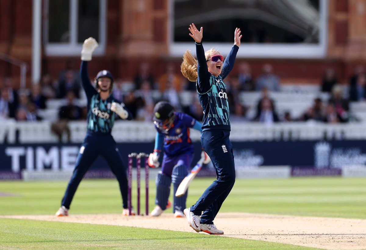 One of the finest bowlers in the world 💪 🥳 Happy Birthday to @Sophecc19. #LoveLords