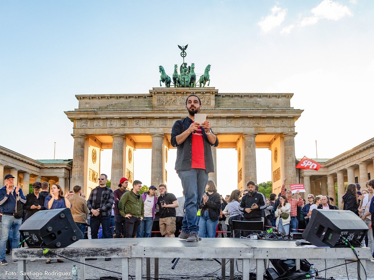 Tausende Menschen sind nach den Angriffen auf Politiker zu spontanen Demos in Dresden & Berlin gekommen. AfD-Politiker heizen seit Jahren ein gesellschaftliches Klima an, das zu immer mehr Hass führt. Aber wir stehen #ZusammenGegenRechts und für eine wehrhafte Demokratie ein! 🫰