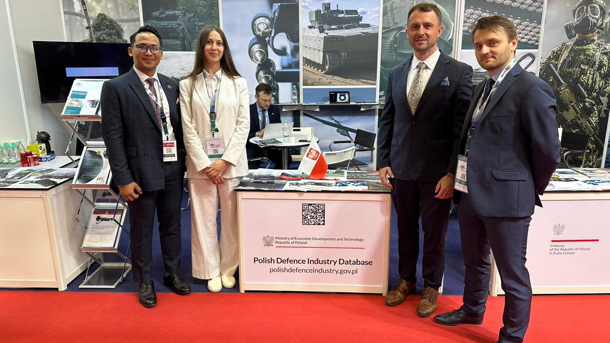 Wspieramy polskie firmy sektora przemysłu obronnego i bezpieczeństwa w międzynarodowym rozwoju 🤝 We współpracy z Ambasadą RP w Kuala Lumpur, zorganizowaliśmy polskie stoisko na targach @DSAMalaysia, które rozpoczęły się dzisiaj w Kuala Lumpur. Stoisko otworzył Ambasador RP w…