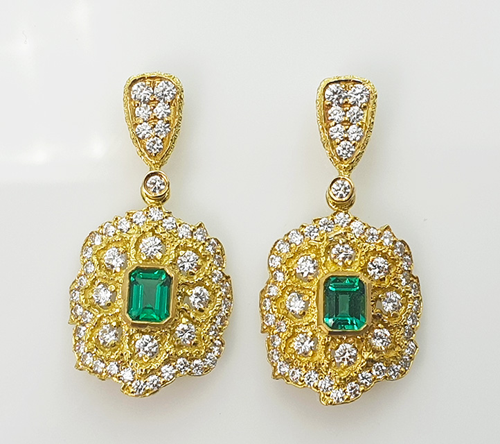 Emeralds have historically signified power and prestige. 

Display yours valiantly.

zeira.com/product/emeral…

#emeralds #diamonds #emeraldearrings #luxuryjewelry #classicjewelry #designerjewelry #prestige #zeira