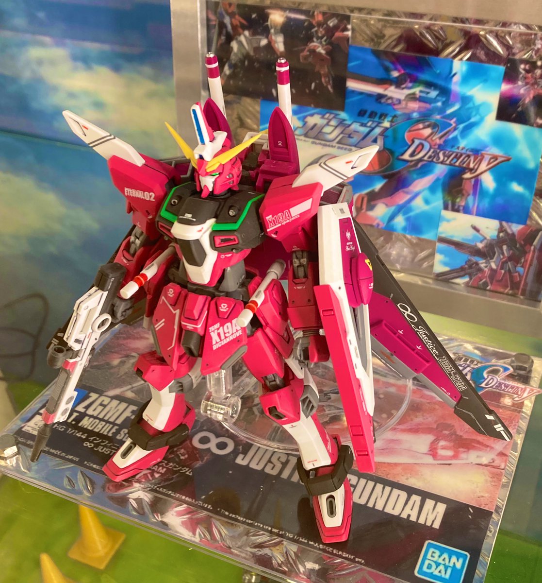 HopeTotti's tweet photo. 新しい展示です。
HGCEの∞ジャスティスは神キットと聞いていましたが、ここまでとは……
色分けは勿論、成形色も素晴らしい！
「RGっぽく」をコンセプトに作成しました。
#ガンプラ
#DCM川島店
#インフィニットジャスティス https://t.co/HqrJ2qX4Gy