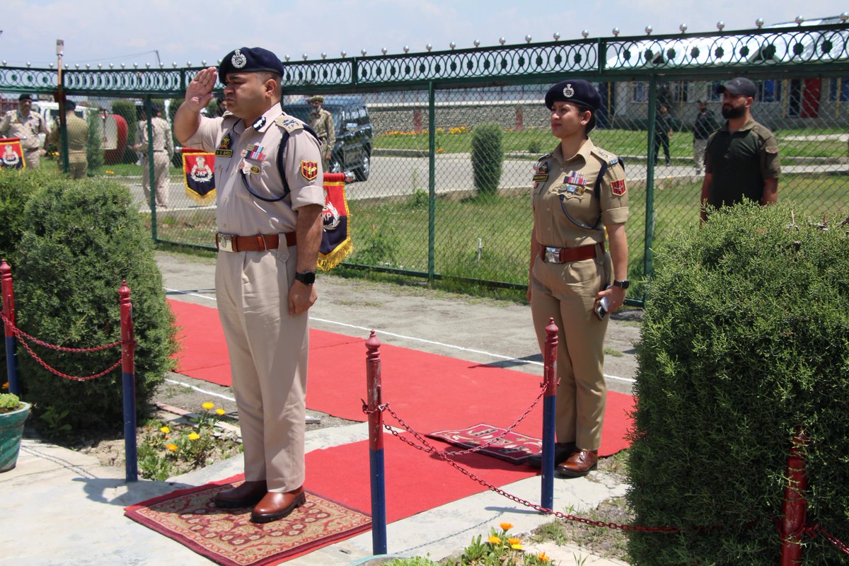 IGP Kashmir Shri V.K.Birdi-IPS along with DIGP SKR Anantnag Shri Altaf Ahmed Khan-IPS visited Shopian, chaired a Security/Election review meeting.IGP KZ stressed upon maintaining of peaceful atmosphere for Gen. Election-2024. @JmuKmrPolice @KashmirPolice @DigSkr @IPS_Tanushree