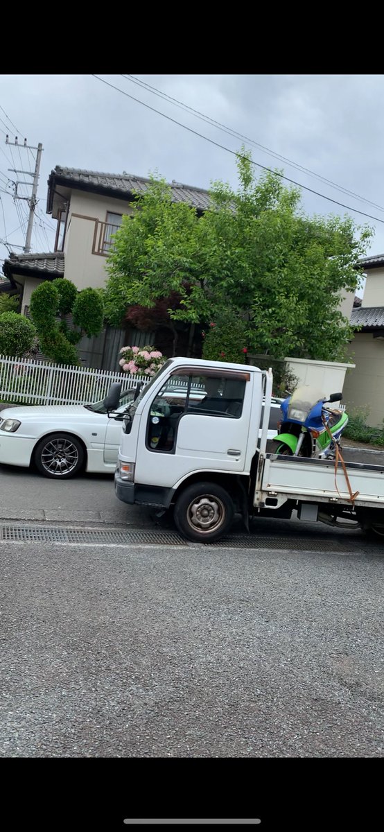 25年程放置されていた親父のバイク
ZX-4と遂にお別れ致しました🥲
新車購入でまだ3000キロしか走ってなかった。

父があのバイクに跨ってるの初めて見た。
時間がもっとあればお金かかっても良いから
レストアしてもう一度乗せてあげたかったなぁと後悔。今までありがとう！！