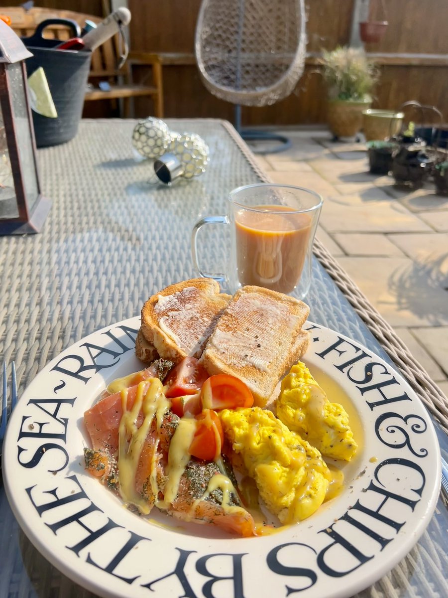 Well this is a bonus ~ Sunshine in Grimsby on a bank holiday ☀️ Gravadlax in the garden? Go on then… Wishing you all a lovely day.