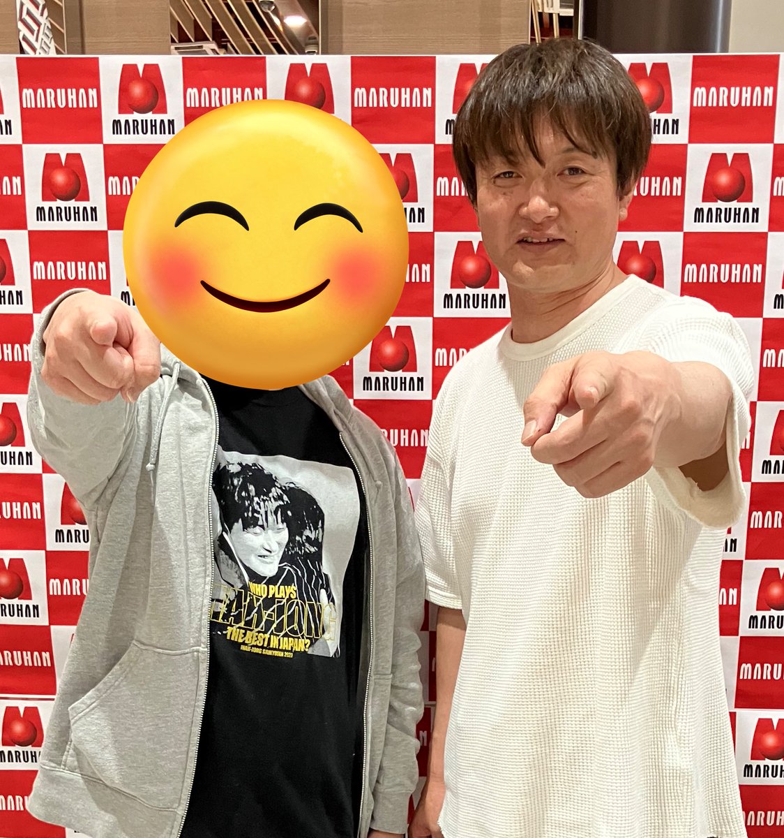 瀬戸熊さんにお会いしてきました。

萩原さんのコラボパーカーの下に瀬戸熊さんの最強位Tシャツを忍ばせて行ってきました。

「せっかくだから」とTシャツがよく見えるように瀬戸熊さんに服を直して貰って写真を撮りました。

#TEAM雷電
#瀬戸熊直樹