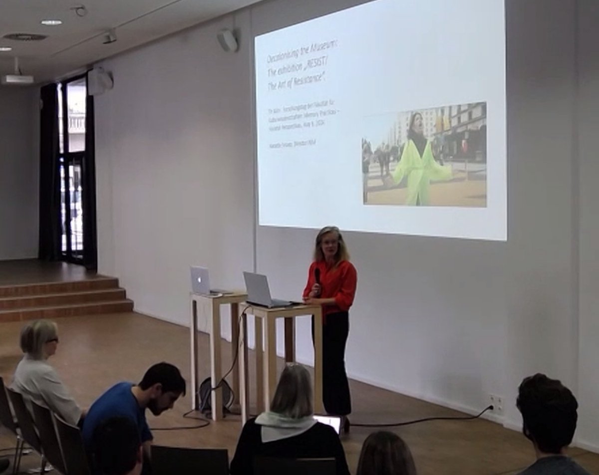 “Decolonising the Museum: The exhibition »#RESIST! The Art of Resistance« at Rautenstrauch-Joest Museum” - @SnoepNanette has just started her Keynote at the Research Day #MemoryPractices of the TH Köln

#DecolonisingTheMuseum #RautenstrauchJoestMuseum #Colonialism #MemoryCulture