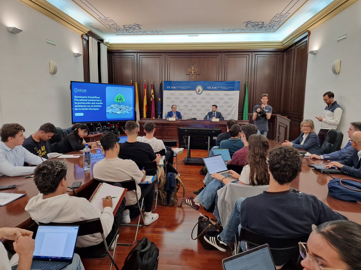 📸 Seminario Científico: Fiscalidad ambiental y la protección del medio ambiente en el ámbito de la Unión Europea. 📍 Sala Capitular 📢 Inauguran la jornada: ✅️ Jaime Sánchez-Vizcaíno, decano @UCAM_Derecho ✅️ @AaZFerrari, director general Unión Europea @regiondemurcia