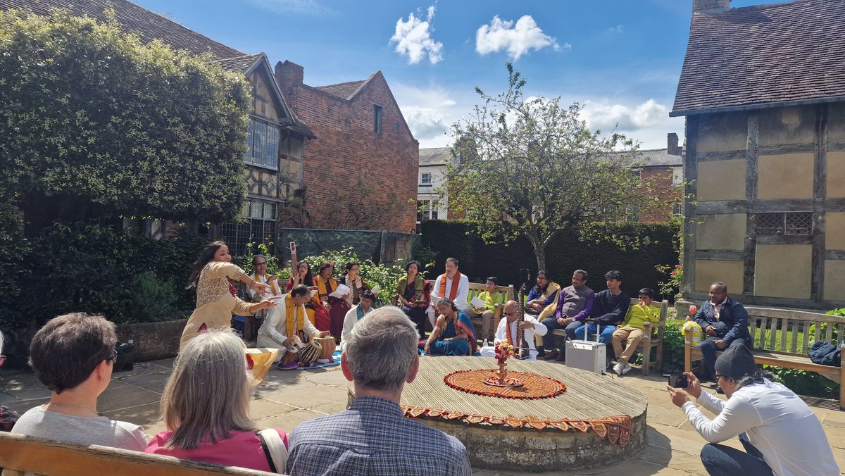 Honoring Gurudev Rabindranath Tagore on his 163rd birth anniversary at the intersection of literature & nature. Consul General @venkatifs pays tribute amidst the poetic ambience of Shakespeare's gardens #Tagore #Literature #Shakespeare @HCI_London @ShakespeareBT @MinOfCultureGoI