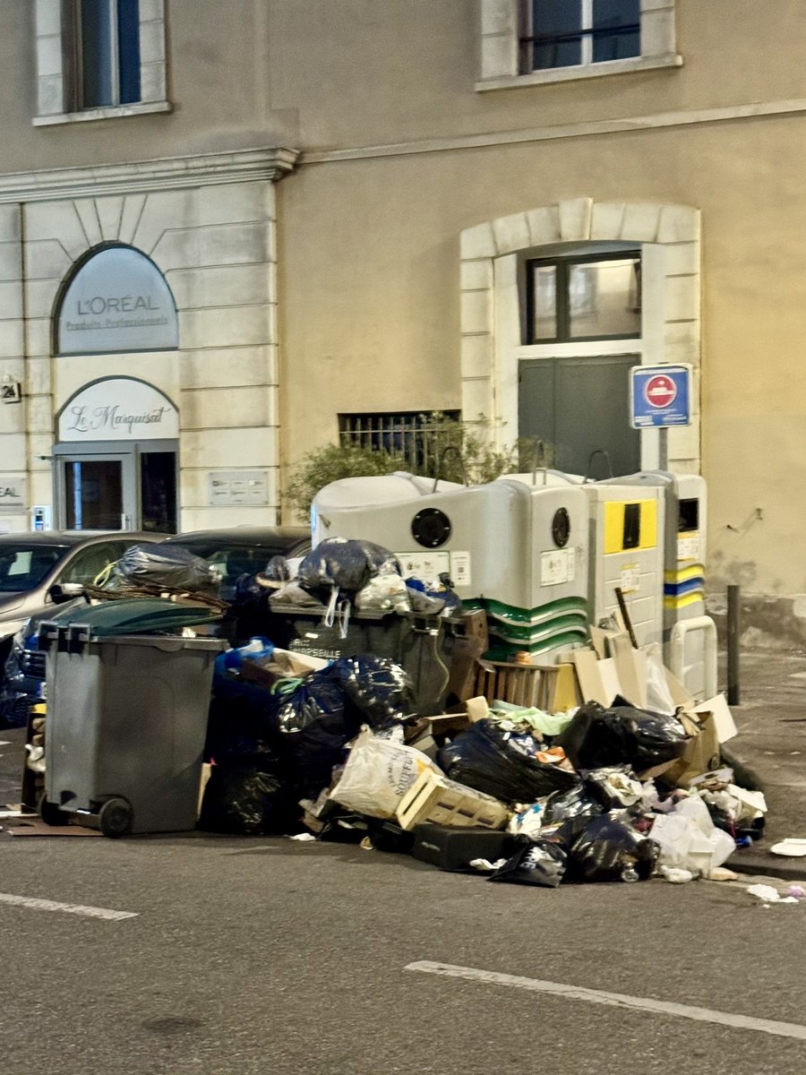 🏅 Alors que la flamme olympique arrivera à Marseille dans deux jours, la Cité phocéenne est frappée par une grève des éboueurs et les déchets commencent à s'accumuler dans toute la ville. #JO2024