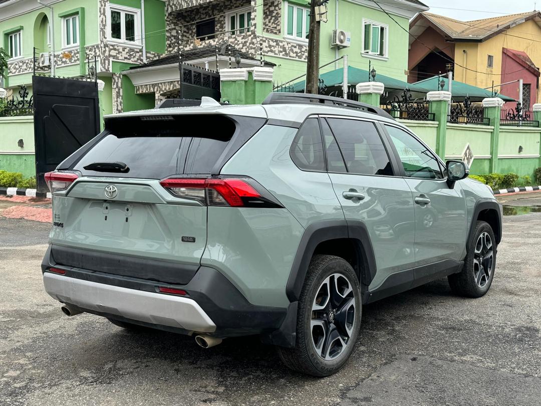 Foreign used Toyota rav4 2019 sport Price:41.5m Wireless charger,Thumbstart,Reverse cam,navigation screen etc.......