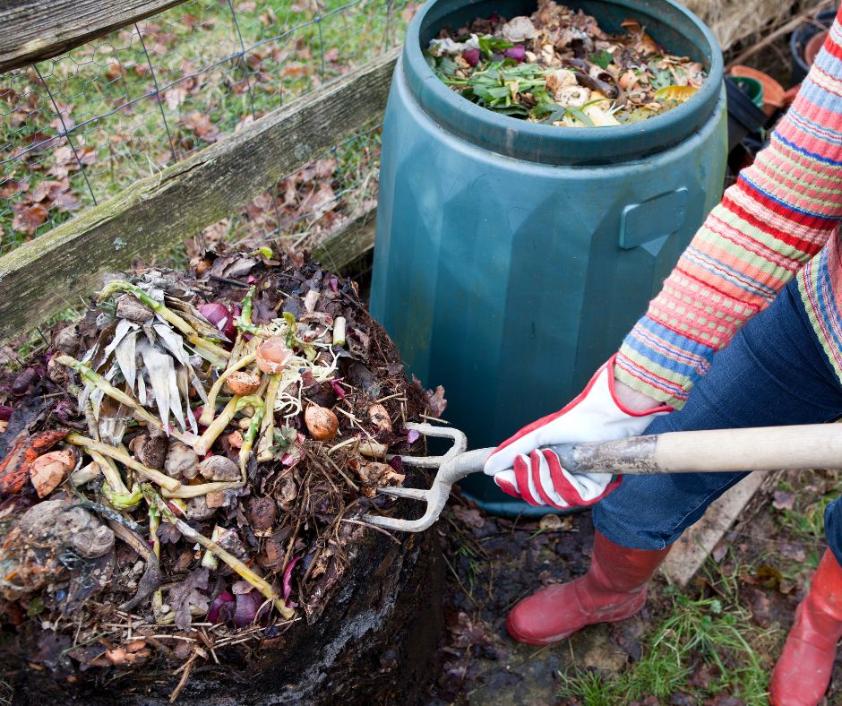 #CompostingAwarenessWeek! According to wrap.org.uk home composting is beneficial as it helps to divert garden waste, reduces greenhouse gas emissions, and provides gardeners with a supply of soil improver. For more info visit recyclenow.com/how-to-recycle…