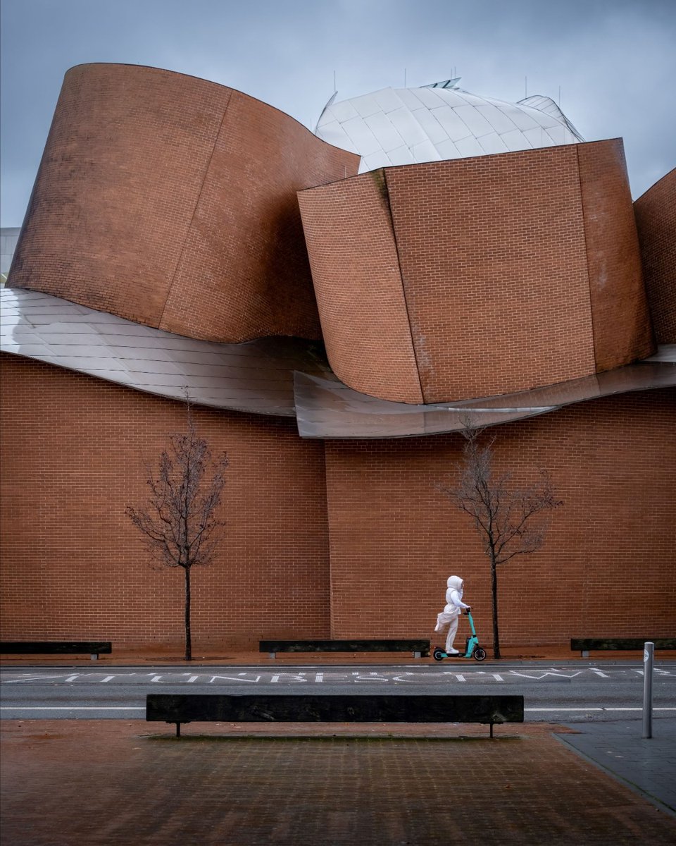 #xSample von Christian Windeck

Christian erfasste die spannende Architektur des Marta Herford Museums mit der FUJIFILM X-T5. Er fing eine Szene ein, die das Zusammenspiel aus Architektur und Alltag widerspiegelt.

X-T5 + XF33mmF1.4 R LM WR

F2.8 | 1/640 Sek. | ISO 320 | 33 mm