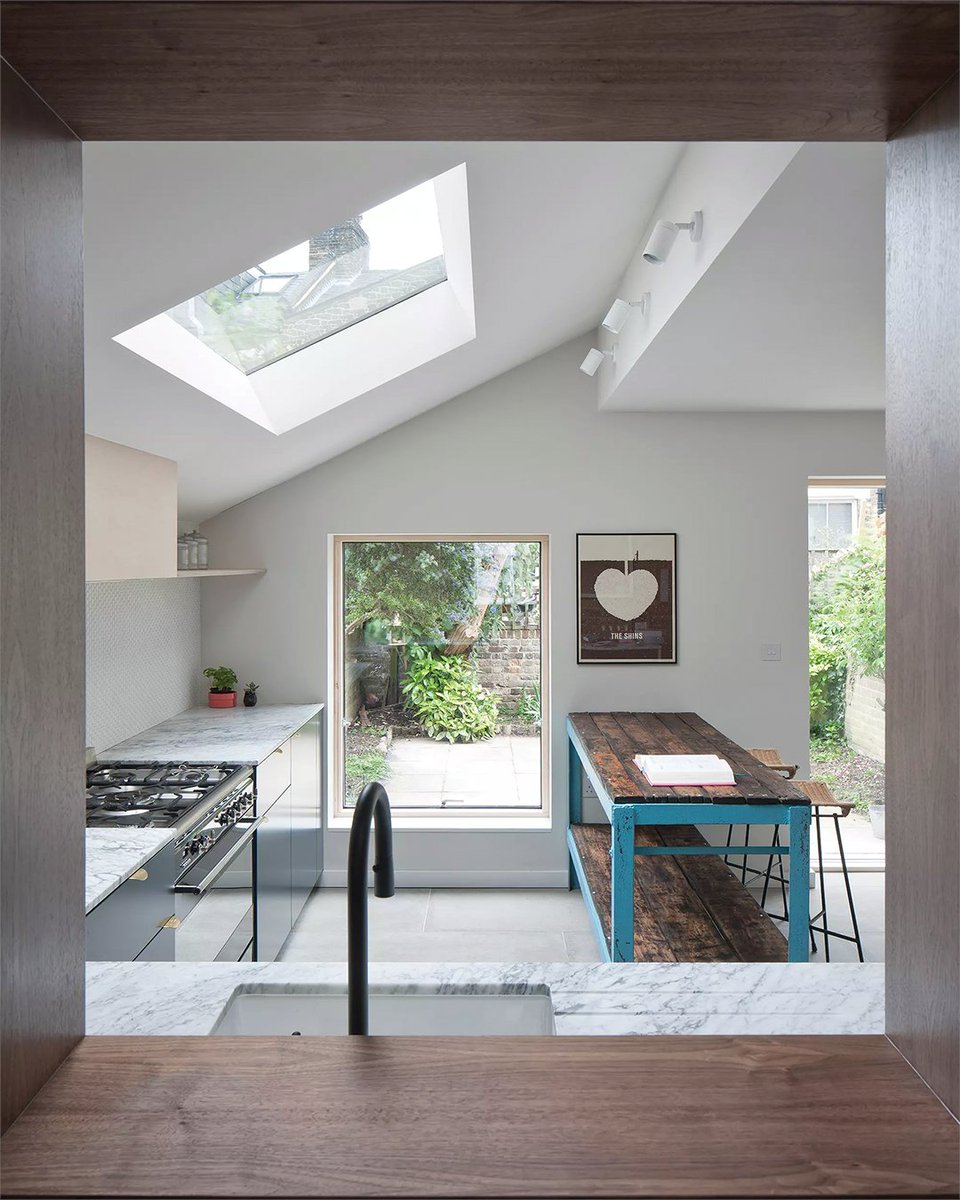 Thinking about transforming your unused side return into an open-plan, flexible living space? Take a look at this collection of amazing side return extensions alongside some expert top tips to guarantee a successful project: ow.ly/7VM650RuJSZ