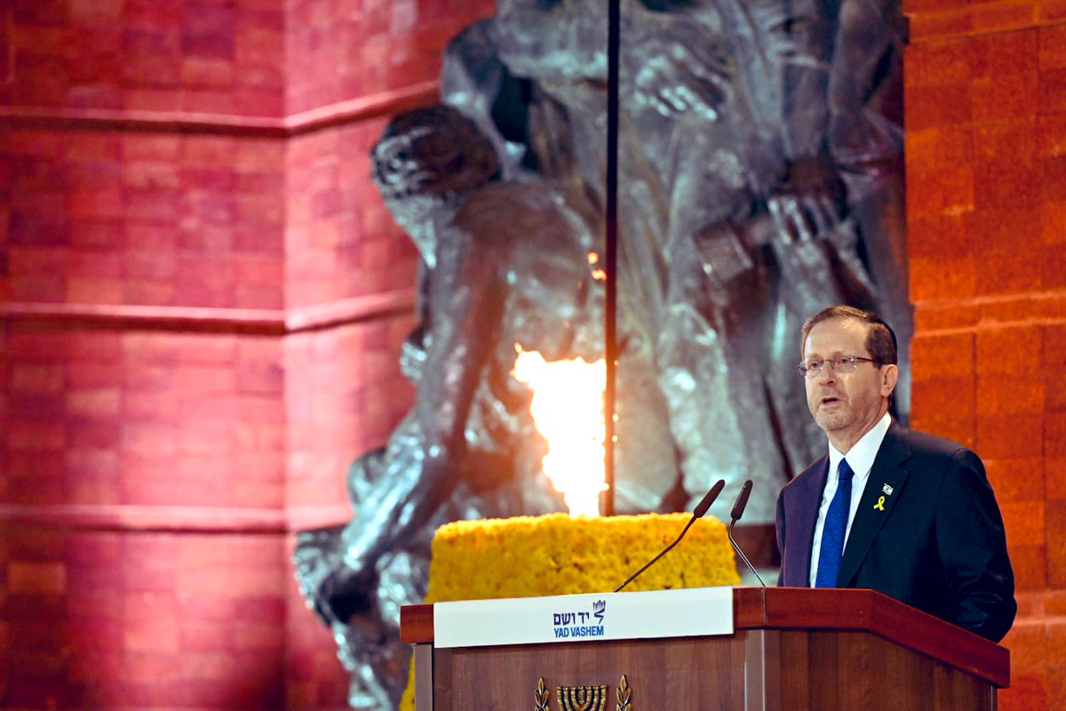 “Le 7 octobre n’a pas été une Shoah. Ce foyer personne ne peut le détruire” Ce pays cette nation est notre maison. Personne n’arrivera à nous effacer.Nous avons une armée magnifique. Nous ressortirons de cette guerre plus fort que jamais. 🇮🇱Israel est éternel ✨עם ישראל חי✨