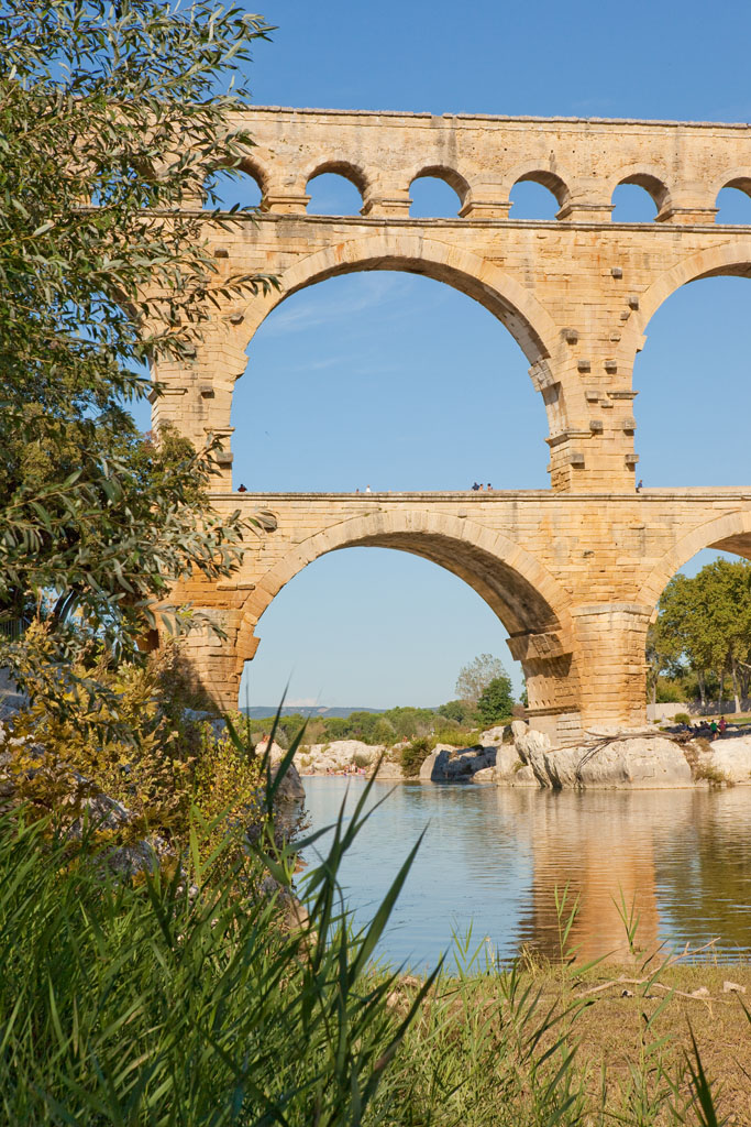 #8mai ℹ️ Le site du Pont du Gard est ouvert ce mercredi 8 mai et demain jeudi 9 mai ! 👋L'accueil est ouvert de 9h à 18h30 🏺Les espaces muséographiques (Musée, Film, Ludo) sont ouverts de 14h à 19h00 🌭Le Bistro et la Boutique 🛍sont ouverts de 9h à 18h30 #PontDuGard
