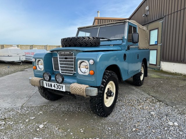 We hope you are enjoying your Bank Holiday, so why not roll up that canvas and enjoy a day out?! #bankholiday #rideout #canvastop #beach #hills #landrover