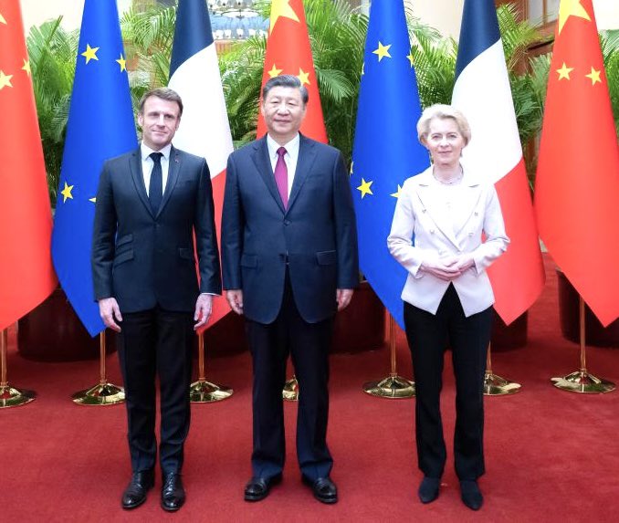 Scandale protocolaire : lors de la visite d'Etat du président chinois à Paris, le concierge s'est incrusté sur la photo de Xi Jinping et d'Ursula von der Leyen !