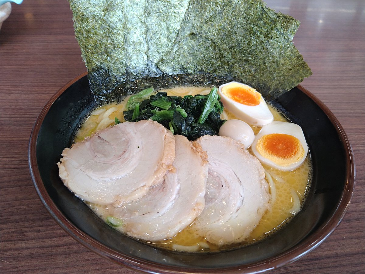 家系ラーメンたくみ家本店に行ってたくみラーメン食べました。美味しかったです