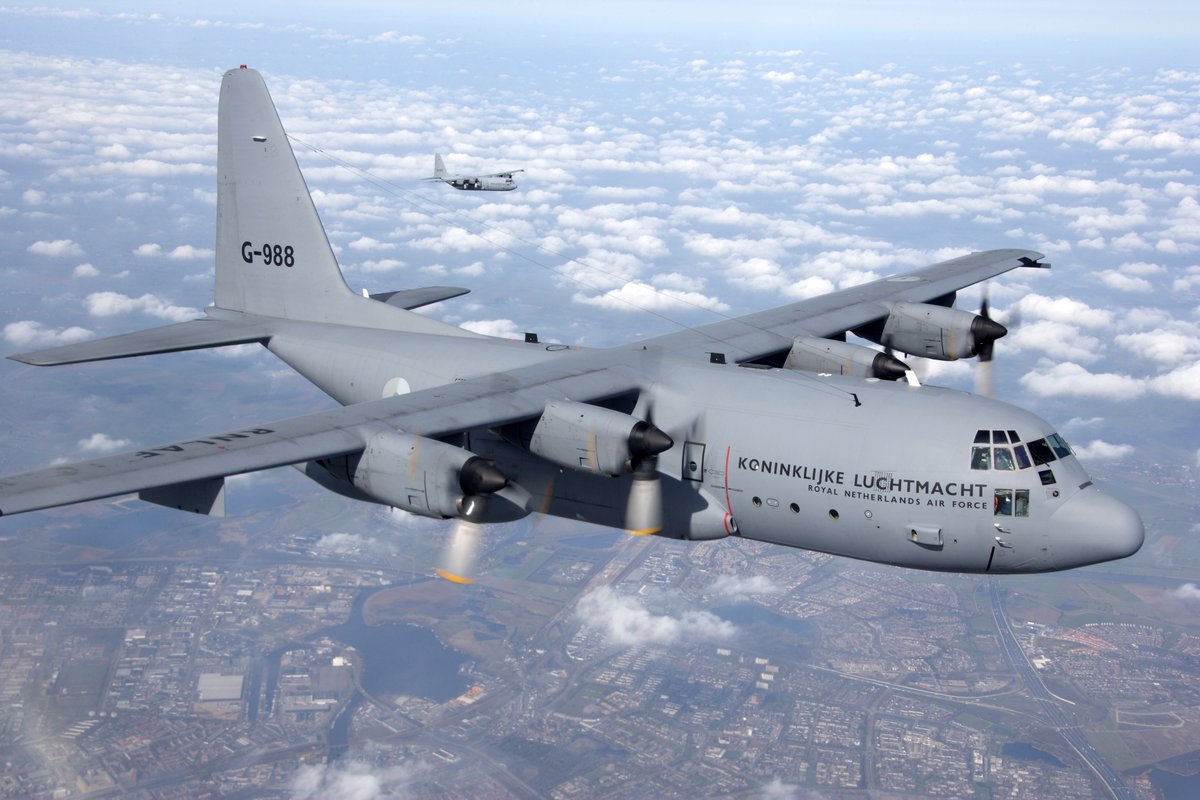 Swift Response, NAVO Airborne-oefening, gaat vandaag van start. Twee C-130's zijn vertrokken naar Hongarije. Tijdens deze oefening staat het droppen van parachutisten centraal. Naast het ondersteunen van deze oefening met de C-130, trainen wij ook het logistieke proces 🚛✈️🪂