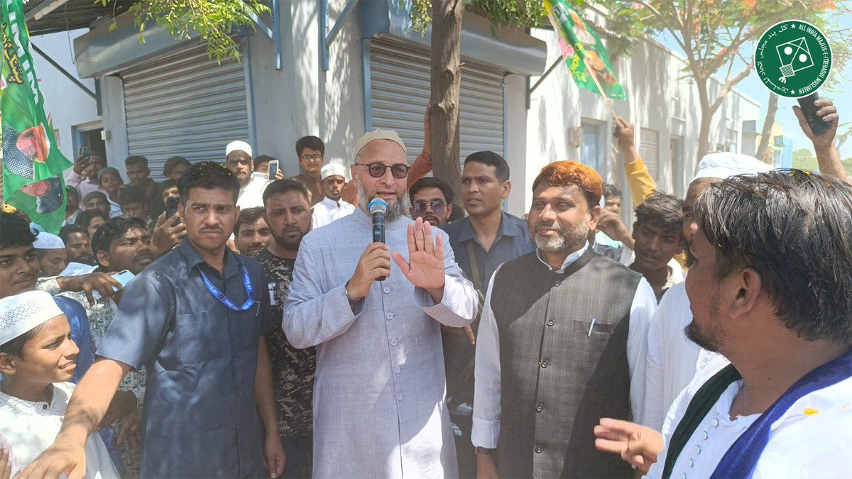 #AIMIM Party President Barrister @asadowaisi #AsaduddinOwaisi holds a Door to Door Election Campaign in favor of AIMIM #Aurangabad Candidate @imtiaz_jaleel #ImtiazJaleel at Naregaon, Misarwadi under Aurangabad Parliamentary Constituency.

#Owaisi #VoteForKite🪁#VoteForAIMIM…