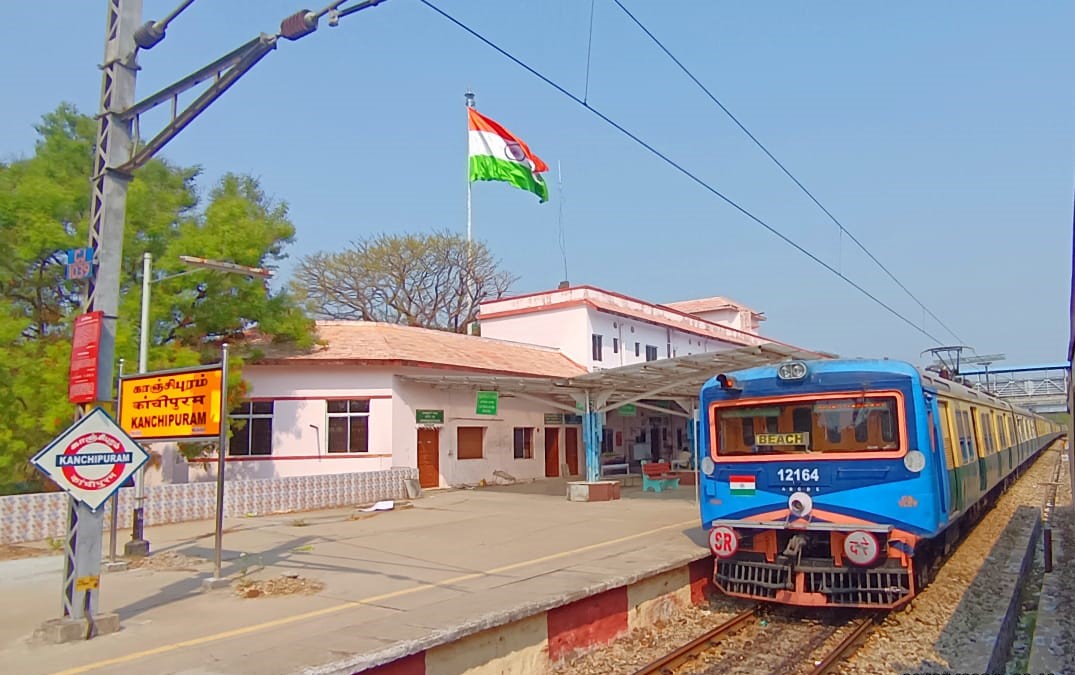 Journeying through the heart of #TamilNadu, where ancient temples of Kanchipuram stand tall beside modern progress, and the vibrant colors of our nation's flag greet travelers along the way. 🇮🇳

 #UnityInDiversity #IndianRailway #SouthernRailway