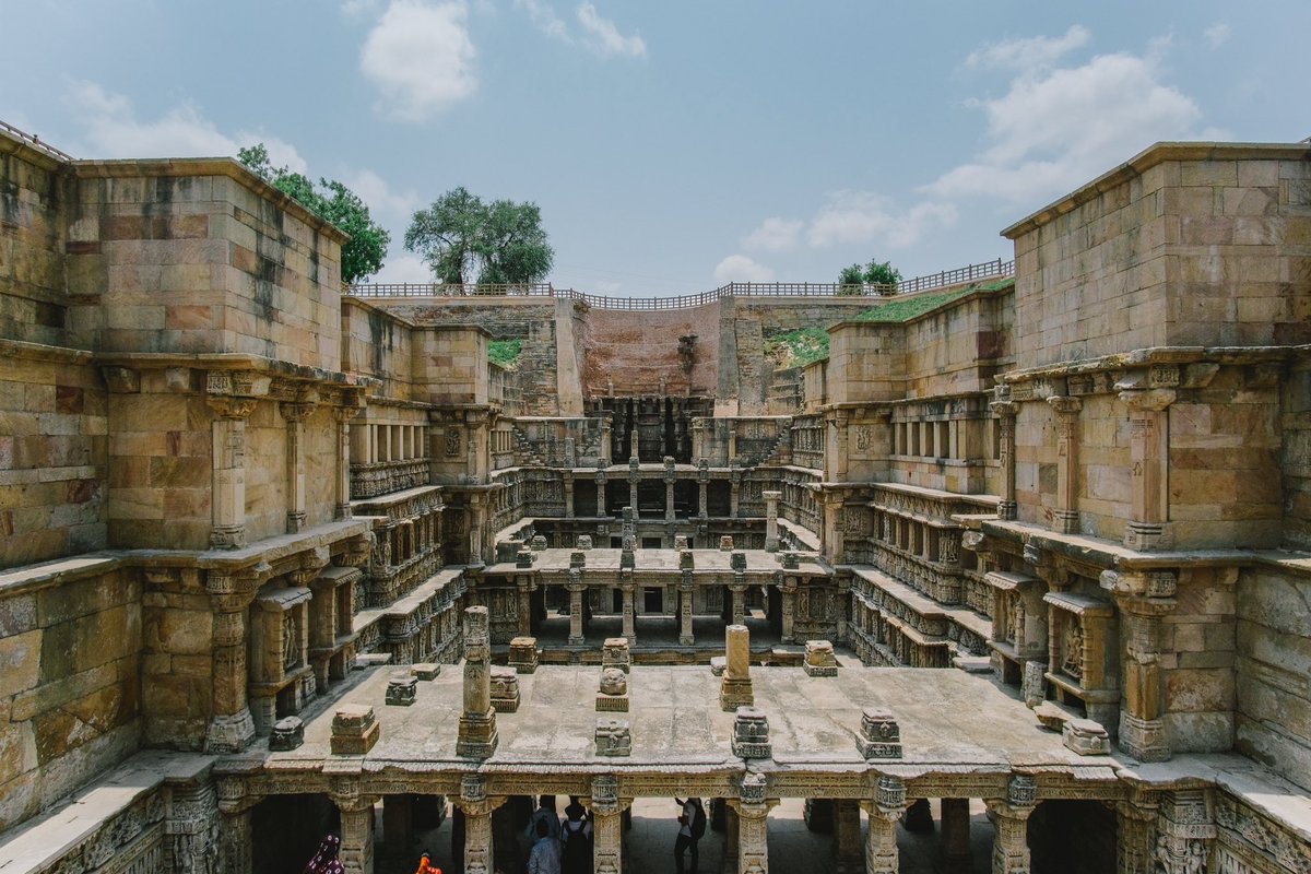 อีกเมืองที่อยากแนะนำคืออัมห์ดาบาด เมืองมรดกโลกเมืองแรกของอินเดีย สถาปัตยกรรมอลังการ บ่อคือจึ้งเป็นโบราณสถานที่แกะสลักลงไปจนถึงบ่อน้ำ ย่านเมืองเก่าตลาดขายผ้าก็ถูกและสวย แอร์เอเชียมีบินตรง ตอนนี้ร้อนจัดไว้ไปหน้าหนาวนะ อุณหภูมิ18-25 องศาเดินเที่ยวง่ายหน่อย #reviewthailand #อินเดีย