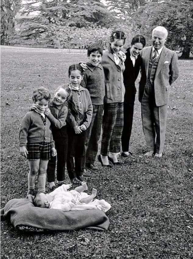 Charlie Chaplin, eşi OO'na O'neil  ve 11 çocuğundan 6 sıyla birlikte 🥰
Yıl 1957