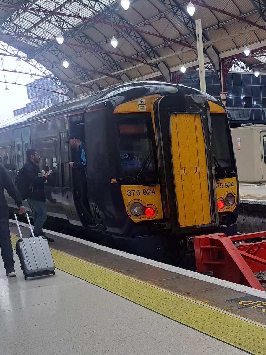 It's been a while since I've had a ride on an SouthEastern Electrostar & I'm loving the fact that this one had been refurbished & fitted with charging ports