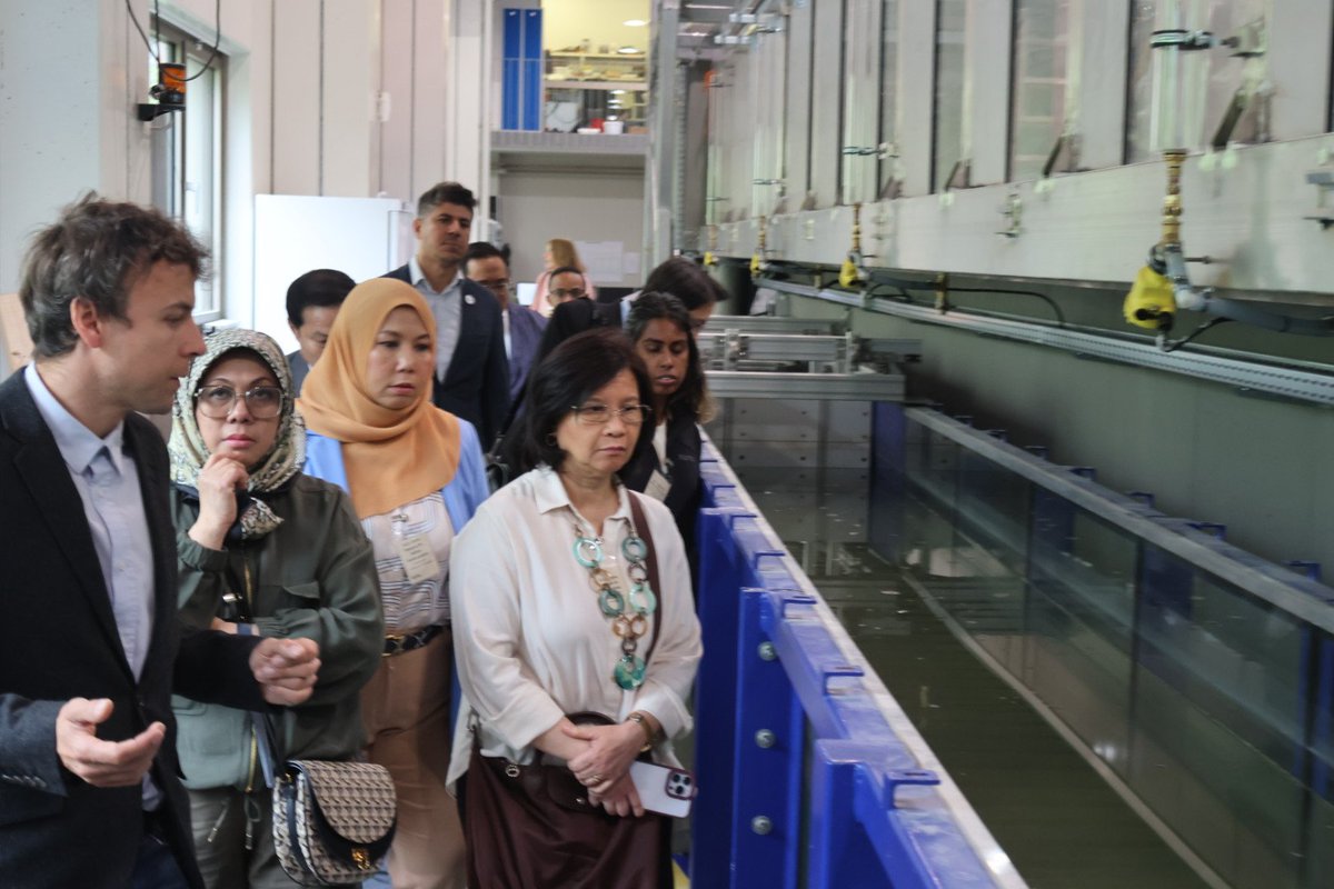 @UNU_FLORES Director @edelguenther visits together with @ASEAN diplomats stationed in 🇩🇪 the wave generator and channel of @tudresden_de's Hydraulic Engineering lab.