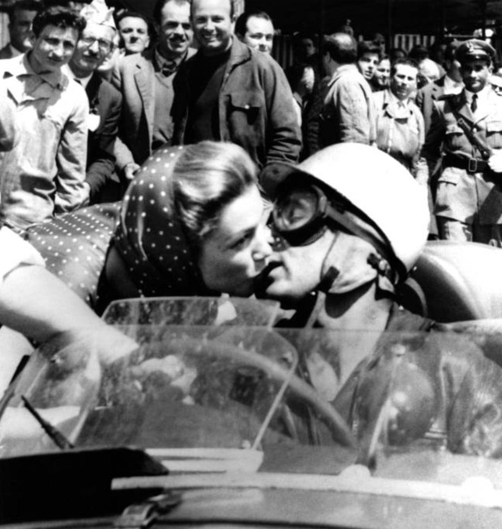 @DBking85 Bacio vero, storia tragica. Mille Miglia, 12 maggio 1957. Il pilota Alfonso de Portago viene baciato dall'attrice, sua fidanzata, Linda Christian. Per uno taglio in uno pneumatico, morirà sul colpo pochi istanti dopo, alla guida della sua Ferrari 335S autore foto sconosciuto